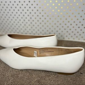 Woman’s White Pointed Toe Flats Size 7.5